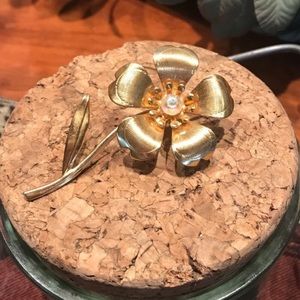 Gold tone flower pin/brooch